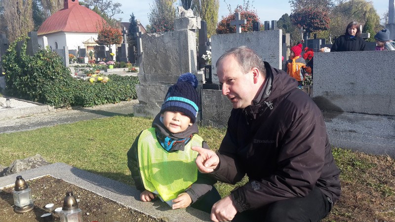 Navštívili jsme hřbitov Děti s otcem Pavlem